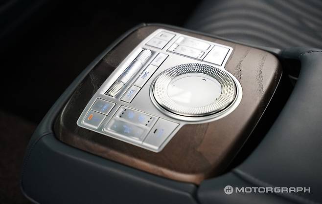 현대차 그랜저 HG 시절에도 기본 적용됐던 뒷좌석 다기능 암레스트이 옵션이다. 솔직히 얄밉다.