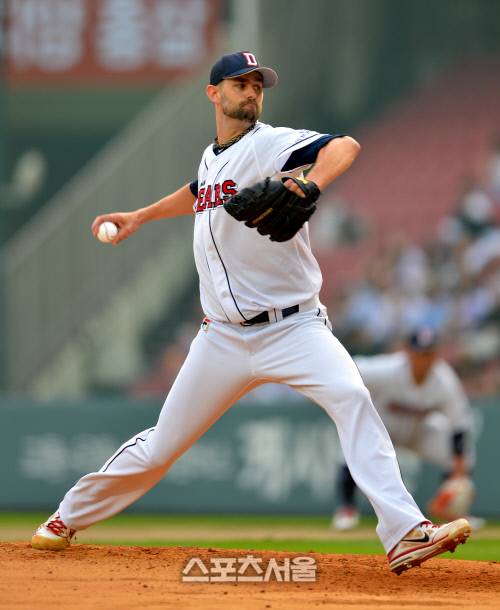 2012년 당시 두산 소속이던 더스틴 니퍼트. 박찬호와 비교하면 일어서서 던지는 폼이다. 강영조기자 kanjo@sportsseoul.com