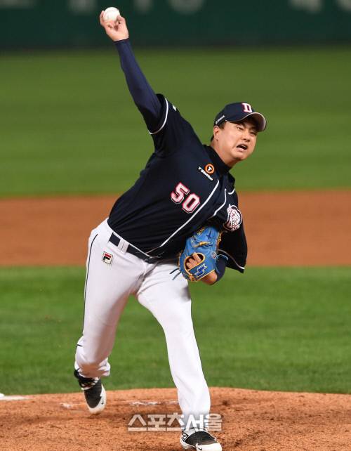 지난달 25일 투구 중인 이영하. 신인 때와 비교해 척추각이 달라져 팔은 높아진 인상이다. 그러나 턱도 들리고, 전체적으로 중심이 공중에 떠 중심이 벌어진 인상을 준다. 김도훈기자 dica@sportsseoul.com