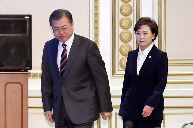문재인 대통령이 지난 2일 오후 김현미 국토교통부 장관을 불러 예정에 없던 긴급 부동산 현안을 보고 받고 필요하면 언제든지 추가 대책을 마련하라고 지시했다. 사진은 문재인(왼쪽) 대통령과 김현미 국토부 장관. /사진=뉴시스 배훈식 기자