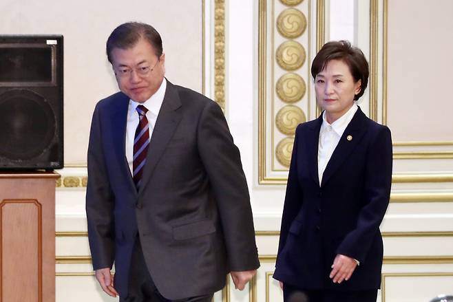문재인 대통령은 2일 오후 청와대에서 김현미 국토교통부 장관으로부터 주택시장 동향 및 대응 방안에 대해 긴급 보고를 받은 뒤 "다주택자 등 투기성 주택 보유자의 부담을 강화하라"고 지시했다. 사진은 지난 2월 27일 청와대에서 문 대통령과 김현미 국토부 장관이 업무보고에 입장하는 모습. [연합]