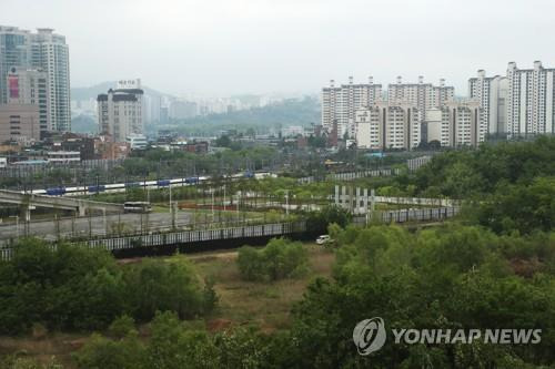 미니신도시 들어설 용산 부지 (서울=연합뉴스) 신준희 기자 = 국토교통부가 지난 6일 미니신도시급인 8천가구 공급 계획을 발표한 서울 용산역 철도 정비창 부지. 2020.5.10      hama@yna.co.kr  (끝)