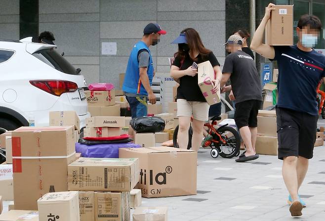 택배 수령하는 주민들 (인천=연합뉴스) 김상연 기자 = 3일 오후 인천시 연수구 송도국제도시 한 아파트에서 주민들이 직접 택배 물품을 수령하고 있다. 2020.7.3 goodluck@yna.co.kr