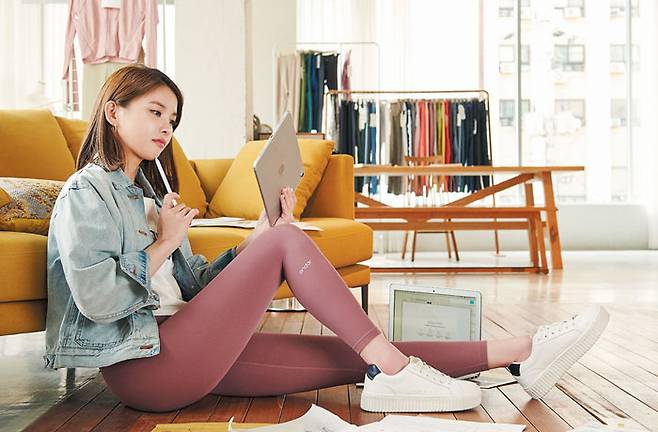 안다르 신애련 대표가 레깅스를 입고 직장에서 일하는 모습. 안다르는 일상에서도 레깅스를 입을 수 있다는 점을 강조하는 광고를 제작했다./안다르