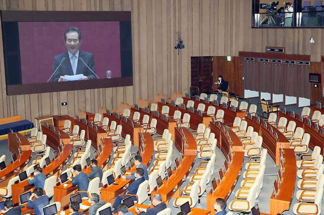 6월 29일 국회 본회의에서 정세균 국무총리가 제3차 추경안 관련 시정연설을 하는 가운데 미래통합당 의석이 비어 있다.