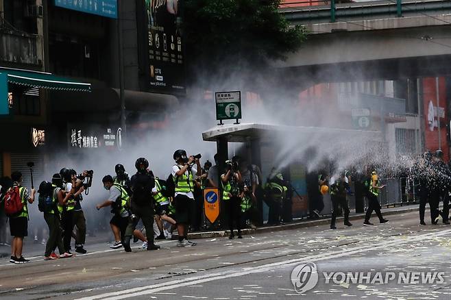 보안법 항의 시위대에 물대포 발사하는 홍콩 경찰 (홍콩 로이터=연합뉴스) 홍콩 경찰이 지난 1일 주권 반환 23주년을 맞아 거리로 나선 홍콩 국가보안법(홍콩보안법) 항의 시위대에 물대포를 발사하며 해산을 시도하고 있다. jsmoon@yna.co.kr