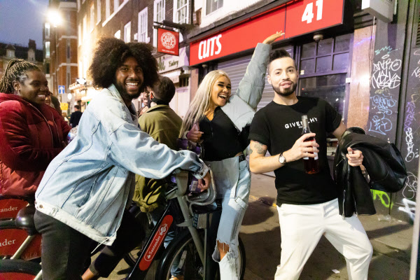 4일(현지 시각) 영국 런던 시민들이 코로나 봉쇄령이 해제된 소호 거리에 나와 술을 마시며 흥겨워 하고 있다. /EPA 연합뉴스