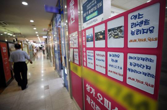 정부의 잇따른 부동산 대책에도 불구하고 계속해서 오르는 집값과 정작 규제로 인해 서민 실수요자도 내 집 마련이 어렵게 됐다는 불만이 제기되자, 정부와 여당은 추가적인 종합 부동산 대책 마련에 착수했다.



연합뉴스