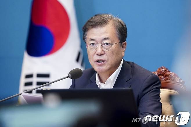 (서울=뉴스1) = 문재인 대통령이 29일 청와대 여민관에서 열린 수석·보좌관회의를 주재하고 있다. (청와대 제공) 2020.6.29/뉴스1