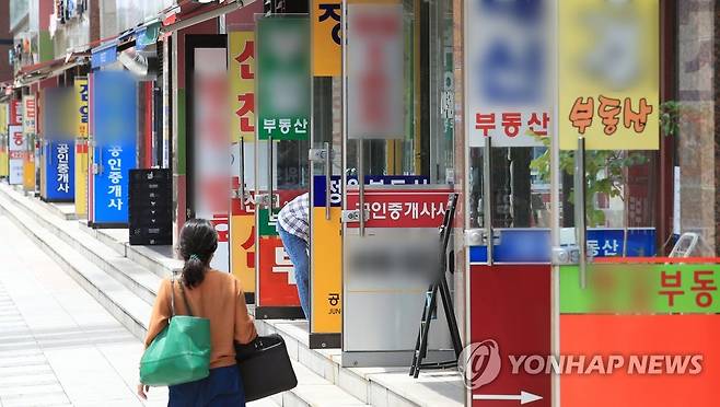 부동산 시장 앞날은… (서울=연합뉴스) 김인철 기자 = 서울 송파구의 부동산 중개업소 밀집 상가 모습. 2020.7.3 yatoya@yna.co.kr