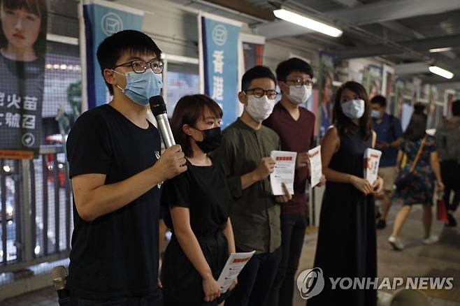 홍콩보안법 비난하는 홍콩 민주화 시위 주역 조슈아 웡 (홍콩 AP=연합뉴스) 홍콩 민주화 시위의 주역인 조슈아 웡(黃之鋒.왼쪽)이 기자회견에서 중국 정부의 홍콩보안법 제정 추진을 비난하고 있다. jsmoon@yna.co.kr