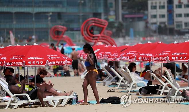 마스크없이 해운대 거니는 외국인들 (부산=연합뉴스) 손형주 기자 = 5일 오후 부산 해운대구 해운대해수욕장에서 외국인들이 마스크를 착용하지 않은 채 백사장을 거닐고 있다. 2020.7.5 handbrother@yna.co.kr