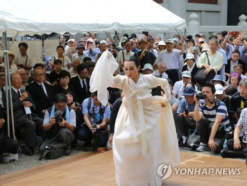 지난해 9월 1일 일본 도쿄 스미다(墨田)구 요코아미초(橫網町)공원에서 열린 간토(關東)대지진 조선인 학살 피해자 추도식에서 김순자 한국전통예술연구원 대표가 진혼무를 추고 있다. [연합뉴스 자료사진]