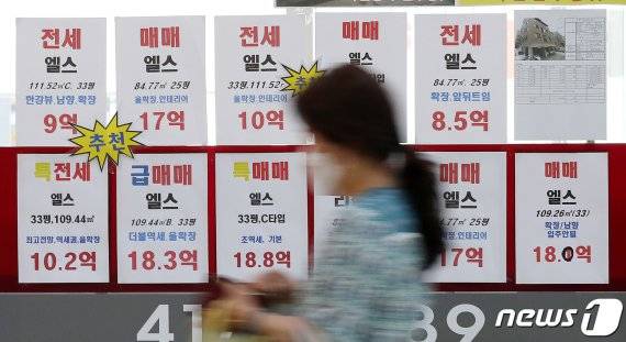 서울 송파구의 부동산 중개사무소에 아파트 매물이 붙어 있다.