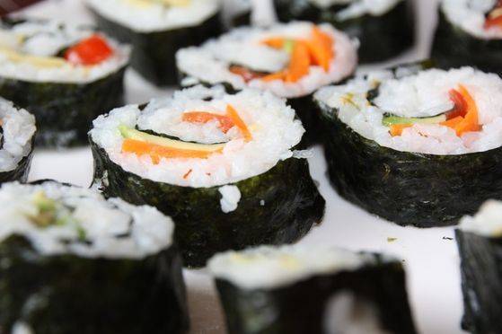 본인이 오이를 먹지 않는다고 김밥에 오이를 뺀 분식집 사장도 있다. 김밥 맛이 이상하다고 컴플레인이 오면 본인이 시식을 해야 하는데 그럴 경우 맛을 볼 수 없어 뺀다고 해서 말문이 막혔다. [사진 pxhere]
