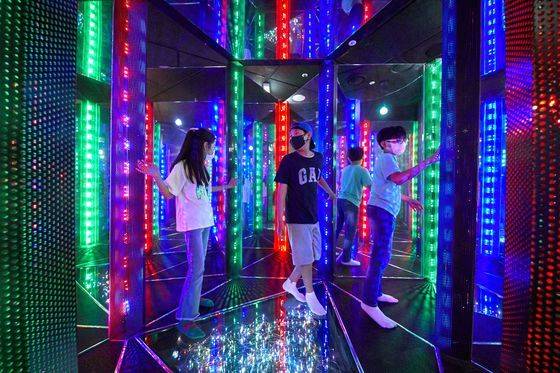 반짝이는 조명과 거울로 이루어진 '반복의 길'. 미로 속 모든 길이 거울에 반사돼 출구를 찾기 쉽지 않다.