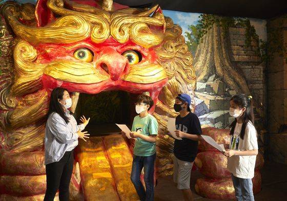 위유진(왼쪽) 크리에이티브통 파트장의 설명을 듣고 있는 소중 학생기자단.