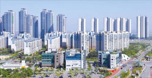 ‘6·17 부동산대책’을 둘러싼 소급 적용 논란이 계속되고 있다. 이번 대책으로 투기과열지구가 된 인천 송도국제도시.  한경DB