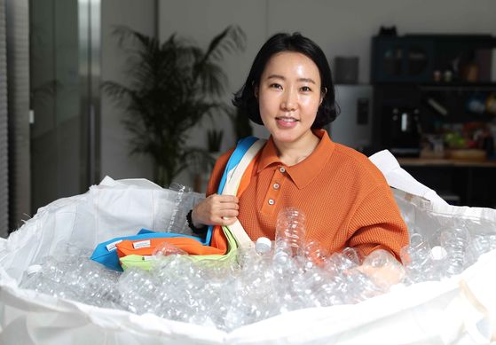 Wang Jong-mi, the CEO of Pleats Mama, produces pleated fabric bags using recycled plastic bottles. About 16 bottles are needed to make a single bag.  [KIM SANG-SEON]