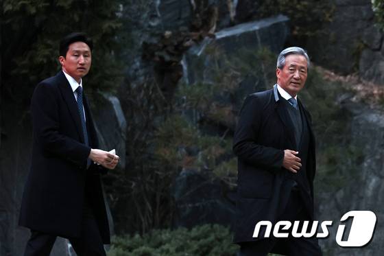 정기선 현대중공업지주 부사장의 신부가 대학을 갓 졸업한 교육자 집안 출신의 재원인 것으로 전해졌다. 사진은  정기선 현대중공업 부사장(왼쪽)과 정몽준 아산재단 이사장. /사진=뉴스1