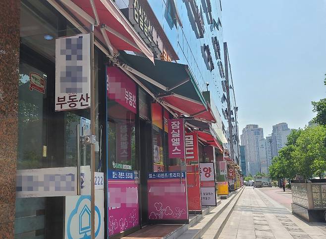 정부가 22번째 부동산 공급 확대책을 예고했지만, 수요자들의 집값 상승 불안이 꺾이지 않으면서 서울 아파트는 모든 가격대에서 오름세가 나타나고 있다. 사진은 서울 송파구의 한 공인중개업소 전경 [헤럴드경제DB]