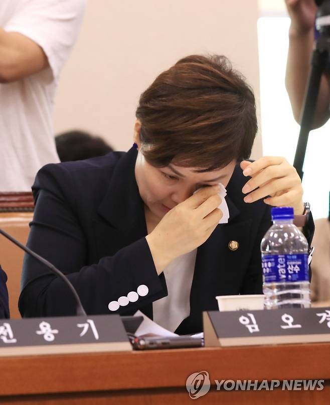 눈물 닦는 민주당 임오경 의원 (서울=연합뉴스) 한종찬 기자 = 더불어민주당 임오경 의원이 6일 오전 서울 여의도 국회에서 열린 문화체육관광위원회 전체회의에서 질의를 마친 후 눈물을 닦고 있다. 2020.7.6 saba@yna.co.kr