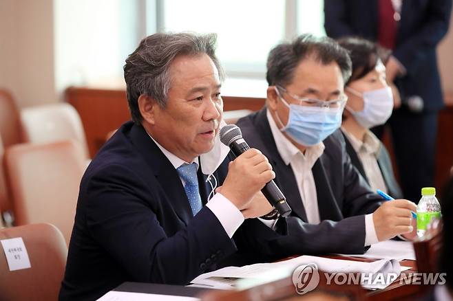 발언하는 이기흥 대한체육회장 (서울=연합뉴스) 한종찬 기자 = 이기흥 대한체육회장이 6일 오전 서울 여의도 국회에서 열린 문화체육관광위원회 전체회의에서 발언하고 있다. 2020.7.6 saba@yna.co.kr