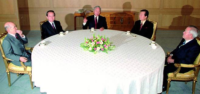 1997년 11월21일 저녁 청와대. 강재훈 촬영. 왼쪽부터 박태준 자민련 총재, 이회창 한나라당 명예총재, 김영삼 대통령, 김대중 국민회의 총재, 조순 한나라당 총재.