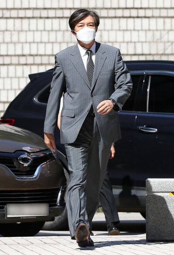 '유재수 감찰무마 혐의'를 받고 있는 조국 전 법무부 장관이 3일 서울중앙지방법원에서 열린 뇌물수수 등 혐의에 관한 4회 공판에 출석하고 있다. [뉴스1]