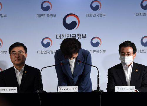 김현미(가운데) 국토교통부 장관이 지난달 서울 종로구 정부서울청사 합동브리핑실에서 21번째 부동산대책을 발표하기에 앞서 인사하고 있다. 윤성호 기자