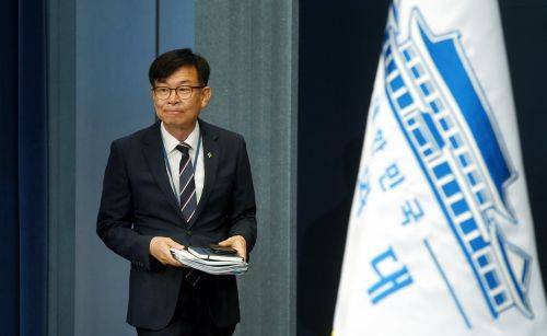 김상조 청와대 정책실장은 문재인 정부 부동산대책이 총 7차례였다고 밝혔다. 이는 주무부처 장관인 김현미 국토교통부 장관이나 대한민국 정책브리핑 홈페이지에서 밝힌 횟수와 다르다. 사진은 김 실장이 지난달 21일 청와대 춘추관 브리핑룸에 들어서는 모습. 청와대사진기자단