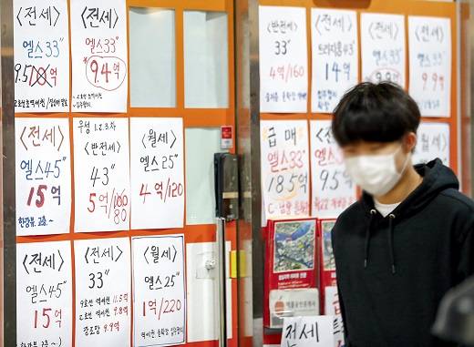 전월세신고제는 매매처럼 계약 후 30일 내 지방자치단체에 신고하도록 하는 제도다. 전월세상한제와 계약갱신청구권제는 현행 임대사업자에게 적용하는 제도로 재계약 시 임대료 인상률을 5%로 제한하고 세입자에게 재계약 유지 권한을 보장한다. /사진=뉴스1