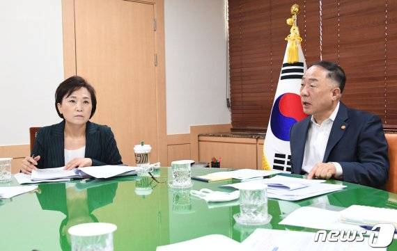 홍남기 경제부총리 겸 기획재정부 장관이 7일 서울 종로구 정부서울청사에서 관계장관회의(녹실회의)를 개최, 최근 부동산시장 동향을 점검하고 대응방안을 논의하고 있다. 왼쪽은 김현미 국토교통부 장관.