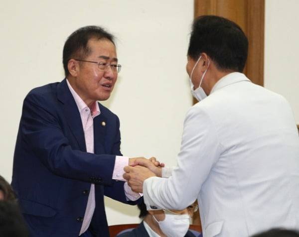 홍준표 무소속 의원과 오세훈 전 서울시장(왼쪽부터)이 지난 7일 서울 여의도 국회 의원회관에서 열린 대한민국 미래혁신포럼에서 인사하고 있다. /사진=뉴스1