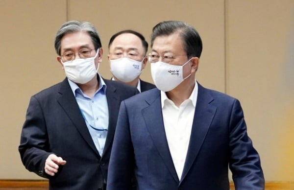 문재인 대통령이 4월 22일 오전 청와대에서 열린 제5차 비상경제회의에 참석하고 있다. 왼쪽부터 노영민 대통령 비서실장, 홍남기 부총리 겸 기획재정부 장관, 문 대통령. 사진=연합뉴스