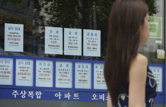 ‘부산·충북·대전’의 2분기 허위매물 신고 건수가 크게 증가한 것으로 나타난 반면 수도권은 줄어든 것으로 조사됐다. 사진은 서울시내 한 공인중개업소. 사진은 기사 내용과 무관함. /사진=뉴시스 DB