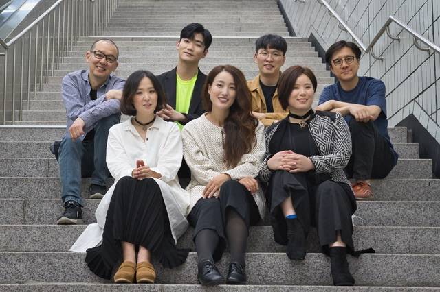 [서울=뉴시스] 뒷줄 왼쪽부터 시계 방향으로 정원영, 임헌일, 한가람, 박은찬, 최금비, 홍성지, 박혜리. 2020.07.08. (사진 =정원영밴드 제공) photo@newsis.com
