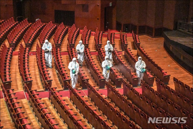 [서울=뉴시스] 신종 코로나 바이러스 감염증(코로나 19)이 확산과 관련해 30일 서울 종로구 세종문화회관에서 방역 관계자들이 공연장 방역 작업을 하고 있다. (사진=세종문화회관 제공) 2020.01.30. photo@newsis.com