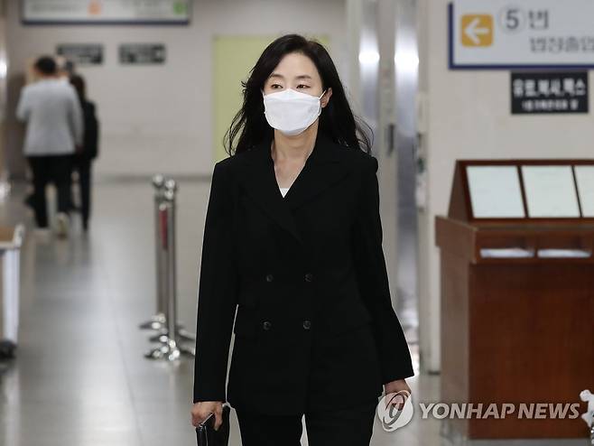 법정 출석하는 조윤선 [연합뉴스 자료사진]