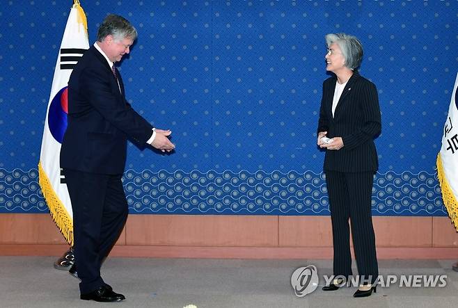 강경화 예방한 스티븐 비건 (서울=연합뉴스) 스티븐 비건 미국 국무부 부장관 겸 대북특별대표가 8일 오전 서울 외교부 청사에서 강경화 외교부 장관을 예방하고 있다. 2020.7.8 [사진공동취재단] photo@yna.co.kr