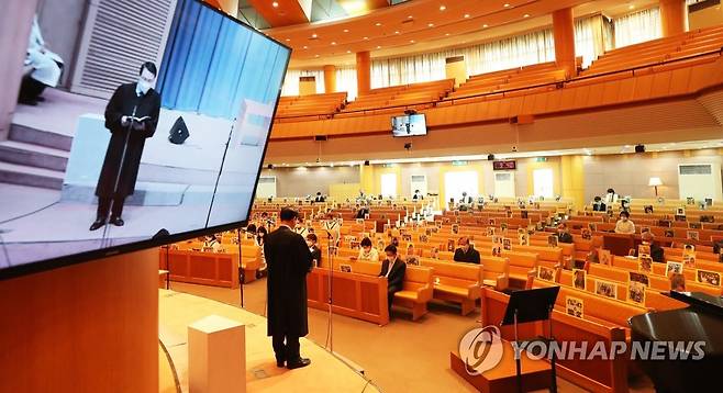 신도들 사진과 함께 온라인으로 진행되는 예배 [연합뉴스 자료사진]