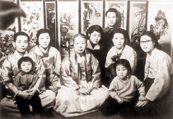 박재옥 씨가 결혼 후 어느 명절날 서울 신당동 집에서 찍은 가족사진. 왼쪽부터 박정희 전 대통령(안고 있는 아이는 근령씨), 박재옥씨, 육영수 여사의 친정어머니, 육 여사의 조카, 한병기씨, 육 여사(앞의 아이는 박근혜 전 대통령), 육여사의 여동생. [중앙포토]