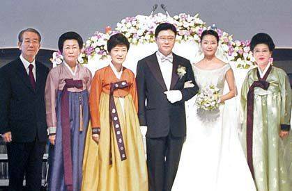 2004년 박지만씨 결혼식에 모인 가족들. 왼쪽부터 한병기·박재옥·근혜·지만씨, 서향희·박근령씨. [중앙포토]