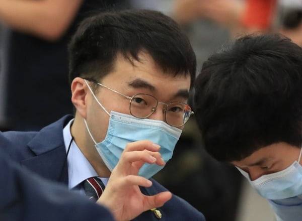 김남국 더불어민주당 의원이 지난 8일 서울 여의도 국회 의원회관에서 열린 국회 문화콘텐츠포럼 창립총회에서 보좌진과 이야기를 나누고 있다. /사진=연합뉴스