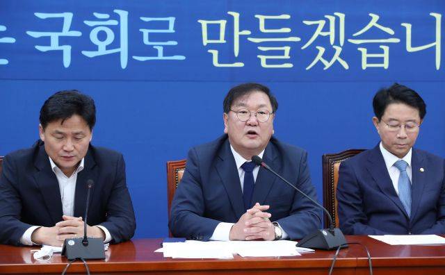 (서울=연합뉴스) 안정원 기자 = 더불어민주당 김태년 원내대표가 9일 오전 서울 여의도 국회에서 열린 정책조정회의에서 "다주택 및 투기성 주택에 대한 종부세를 대폭 강화하는 법안을 7월 국회에서 우선 처리하겠다"고 말하고 있다.