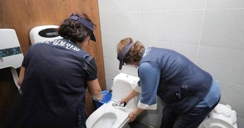 지난달 6일 오후 서울 종로구의 한 공공화장실에서 종로구청 안심보안관들이 몰래카메라 등 불법촬영 장비를 검색하고 있다. 본 기사 내용과는 무관함. 연합뉴스