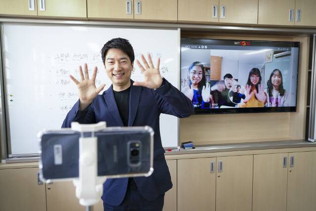 경기 김포시 신풍초등학교 교사와 학생들이 영상회의 솔루션 ‘서로’ 가상교실을 시연하고 있다./사진제공=SK텔레콤