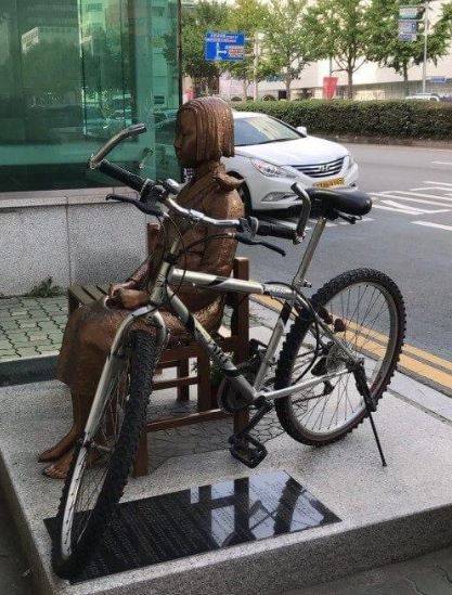 자전거 묶인 부산 소녀상 [소녀상을 지키는 부산시민행동 제공. 재판매 및 DB 금지]