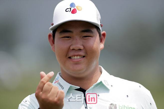 김주형이 경기 중 카메라를 향해 손가락 하트를 그리며 해맑게 웃고 있다. (사진=KPGA)
