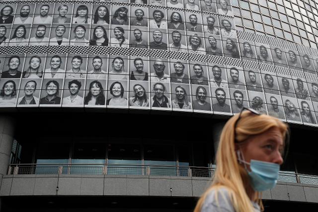 10일 프랑스 파리에 있는 바스티유 오페라극장 건물 벽면이 코로나19 치료에 헌신한 의료 종사자들의 사진으로 장식돼 있다. 파리=AP 연합뉴스